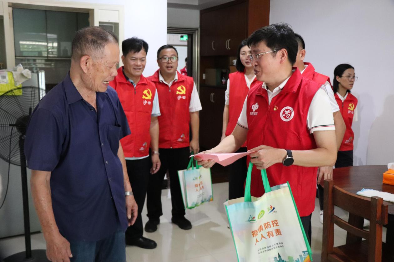 民政“志愿红马甲”下沉社区，防控行动彰显党员先锋力量