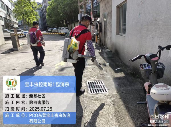 4、深入村（社区）进行消杀工作.jpg